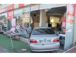 Kaza Yapan Otomobil Mobilya Mağazasına Girdi