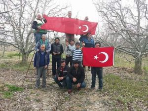 Elma İşçilerinden Türk Bayraklı Milli Mesaj