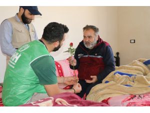 Suriye’de Çocuklarına Kaybeden Anne Babalara Yaşlılar Haftası’nda Gül Hediyesi