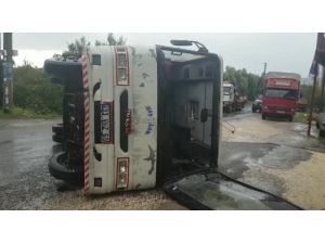 Mersin’de İşçileri Taşıyan Minibüs Kaza Yaptı: 4 Yaralı