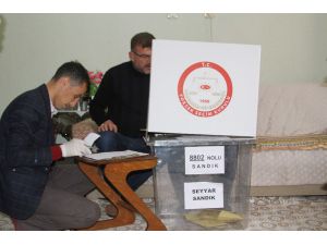 Isparta’da Yaşlılar Eve Gelen Seyyar Sandıkta Oy Kullandılar