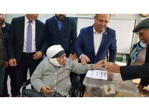 107 Yaşındaki Şehit Annesi 80 Yaşındaki Oğluyla Oy Kullandı