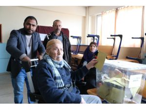 102 Yaşındaki Mustafa Dede Sandığa Gidip Oy Kullandı
