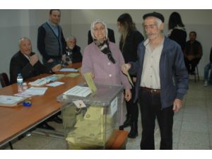 Yaşlı Çift Sandık Başına Yalın Ayak Gitti