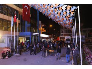 Sonuca Ağlayan Seçmeni, Ak Parti'li Başkan Adayı Teselli Etti
