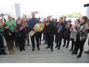 Belediye Çalışanları Tarhan’ı Alkışlar Ve Çiçeklerle Karşıladı