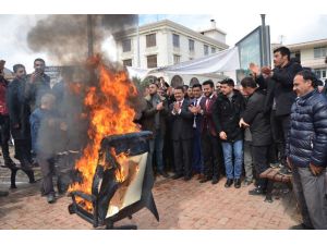 Başkan Seçildi, İlk İşi Makam Koltuğunu Yakmak Oldu