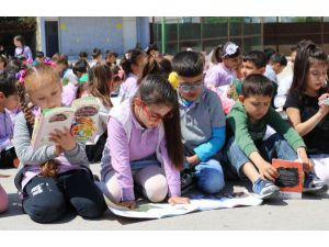 Öğrenciler Farkındalık İçin Aileleriyle Kitap Okudu