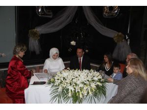 Nikahında Baskıya Dayanamayan Polis Damat Ayağını Gelinin Önüne Uzattı
