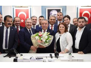 Antalya'da Chp'li Muhittin Böcek Mazbatayı Aldı, Görevine Başladı