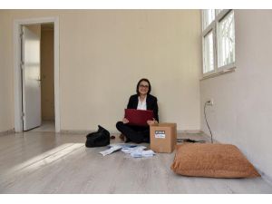 Muhtar, Koltuk Yerine Yer Minderine Oturdu