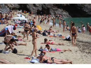 Alanya'da Tatilciler Plajları Doldurdu