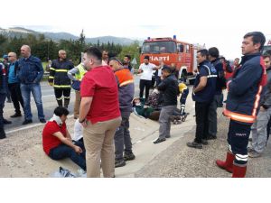 Silifke’de İşçileri Taşıyan Midibüs Kaza Yaptı: 11 Yaralı