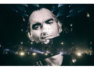 Massive Attack Konserinde Sahneye Yansıtılan Aktivistler Arasında 2 Türk Çift