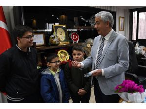 Harçlıklarıyla Biriktirdikleri Paralarla Belediye Başkanına Kalem Ve Çikolata Aldılar