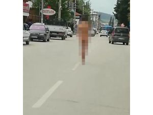 Uyuşturucu Kullanan Genç Çırılçıplak Sokak Ortasında Yürüdü
