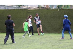 Empati Kurmak İçin Ellerinde Su Bidonlarıyla Futbol Maçına Çıktılar