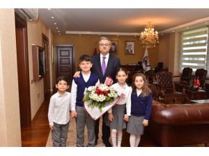 Vali Su, Çocukları Kabul Etti
