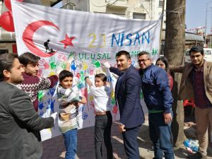 Ellerini Boyayan Çocuklar, Türk Bayraklı Beyaz Afişe El İzlerini Bıraktılar