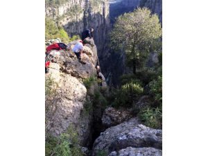 Tazı Kanyonu'nda 10 Metreden Düşerek Yaralanan Kadın Kurtarıldı