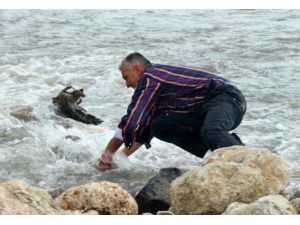 Buse'yi Arama Çalışmaları Sürüyor; Acılı Baba Suyun Tahliyesi İçin Taşları Elleriyle Attı