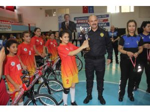 Emniyet Müdürü Önce Gol Attı Sonra Kupa Verdi
