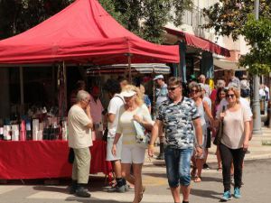 Turist Pazara Akın Etti