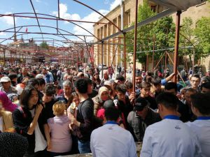 Isparta’da Balık Ekmek Kuyruğunun Sonu Gelmedi