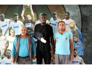 Alanyasporlu Futbolcuların Kaza Yaptığı Yerde Buldukları Altın Kolyeyi Yaralanan Futbolcuya Teslim Ettiler
