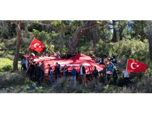 Öğrenciler, Akdeniz'i Savaş Gemilerine Dar Eden Askerleri Siperlerinde Andı