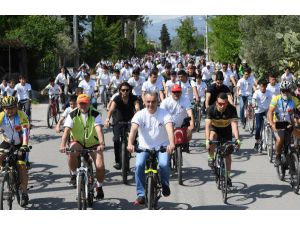 Başkan Esen, 'Köyüm Bisiklete Biniyor Şenliği'nde Pedal Çevirdi