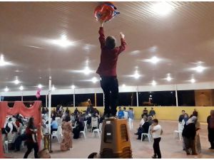 Çocukların Tavana Yapışan Uçan Balonu Alma Çabaları İlginç Görüntülere Sahne Oldu