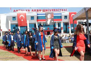 Akev Üniversitesi İlk Mezunlarını Verdi