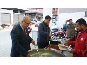 Kaymakam Yüce Ve Başkan Sayın Vatandaşlara İftar Yemeği Dağıttı