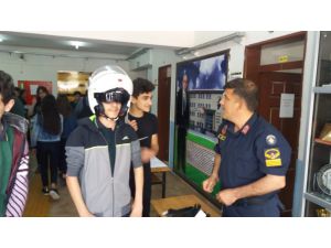 Jandarma Öğrencileri Bilgilendirdi