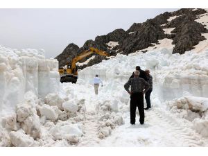 Antalya'da Mayıs Ayında 5 Metrelik Karla Mücadele