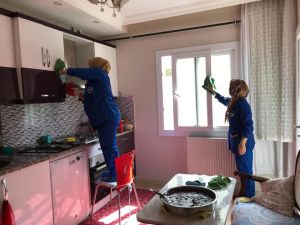 Ceyhan’da Yaşlıların Evlerinde Bayram Temizliği Yapılıyor