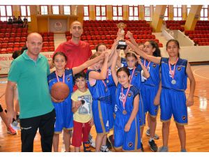 Basketbolda Şehit Halit Yaşar Mine Ortaokulu Şampiyon