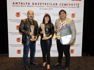 Antalya’da yılın gazetecileri ödüllerini aldı