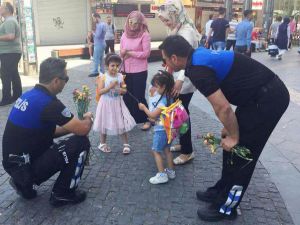 Polis Karanfil Dağıttı, Vatandaşlarla Bayramlaştı