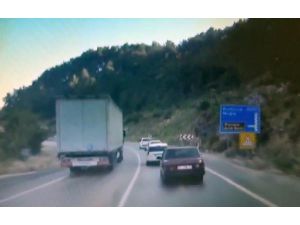 Trafikte Makas Atan Tır'ın Görüntüsü Kamerada