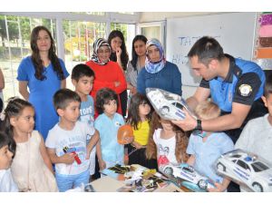 Polisten İlk Kez Karne Heyecanı Yaşayan Öğrencilere Hediye