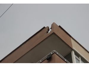 Hatay’da Binanın Çatısına Yıldırım Düştü