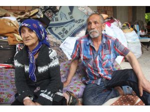 Oğulları Tarafından Sokağa Atılan Anne Babanın Gözyaşları