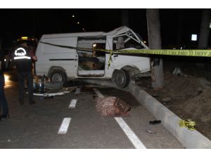 Kontrolden Çıkan Minibüs Refüjdeki Ağaca Çarptı: 1 Ölü, 6 Yaralı