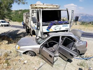 Kamyon İle Otomobilin Çarpıştığı Kazada Polis Memuru Öldü