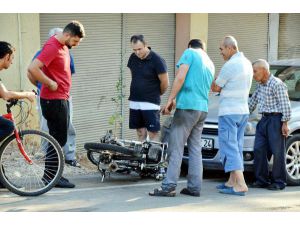 Otomobille Çarpışan Motosikletli Yaralandı