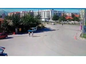 Motosiklet Yayanın Geçmesi İçin Duraklayan Kamyonete Çarptı: 2 Yaralı