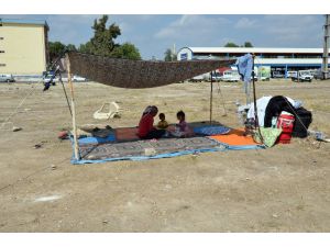 Evsiz Kalan Kadının 6 Çocuğuyla Boş Arsada Yaşam Savaşı