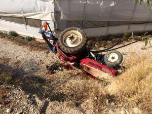 Traktör Devrildi, Sürücü Yaralandı